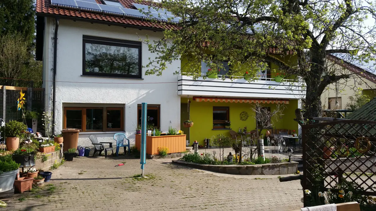 Wohnhaus mit Hof und Obstbaum im Frühling