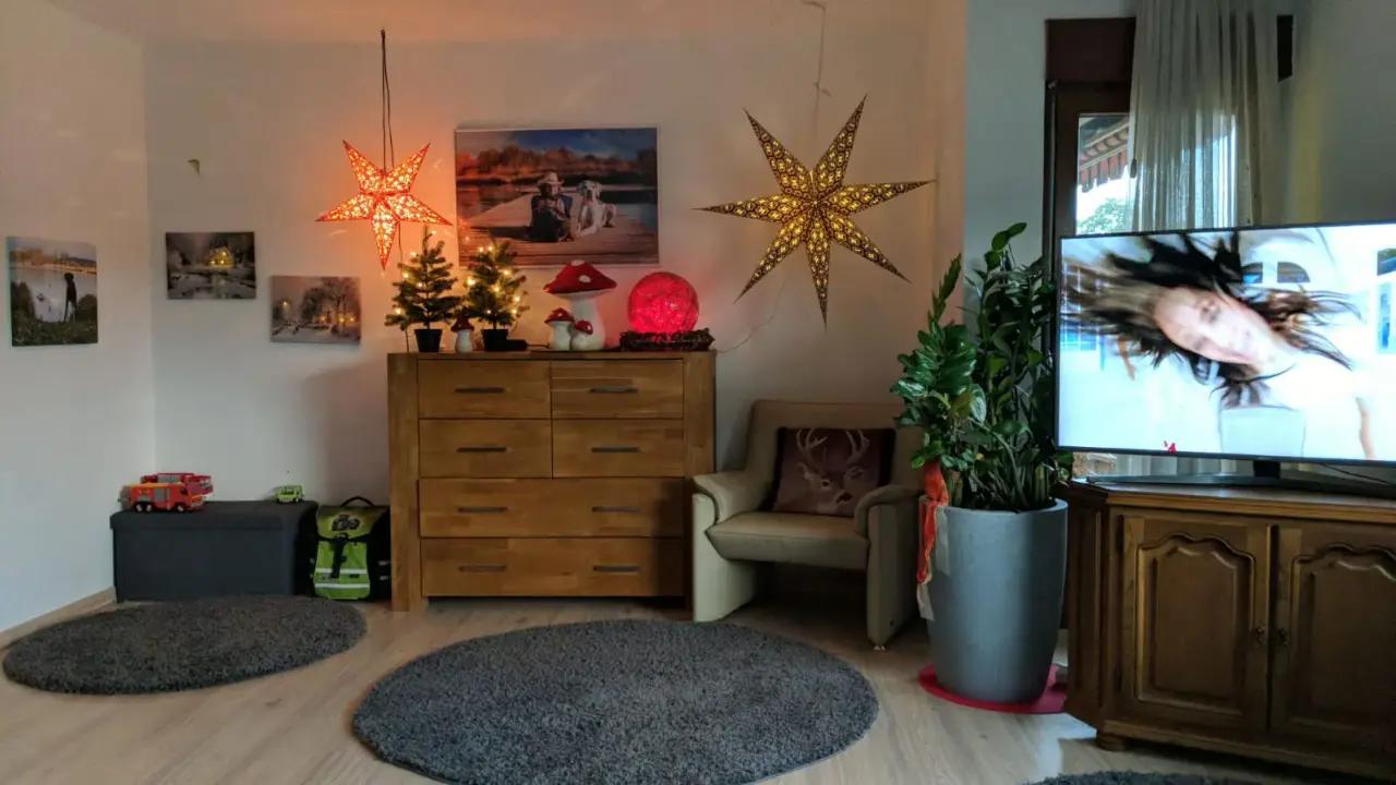 Wohnzimmer mit Kommode, Sternen und Teppichen