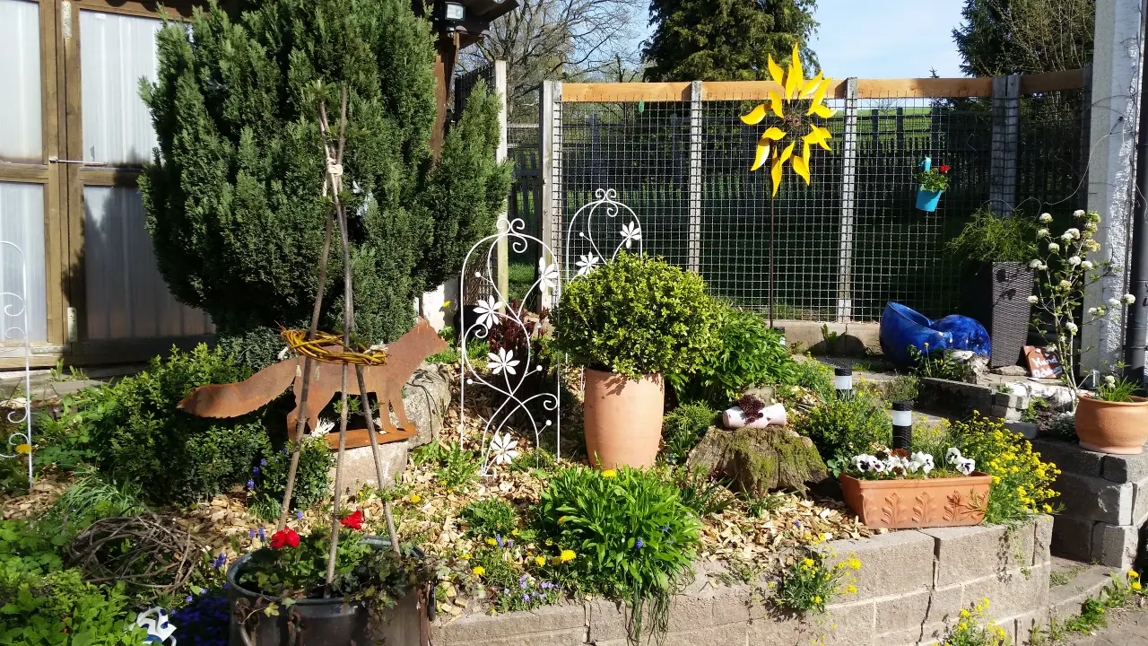 Blumenbeet vor dem Hofzaun im Frühling